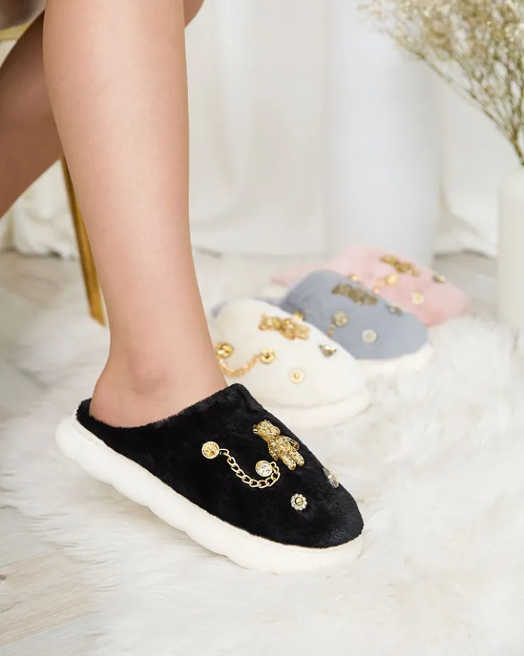 Royalfashion Czarne damskie futrzane kapcie z ozdobami Erserra