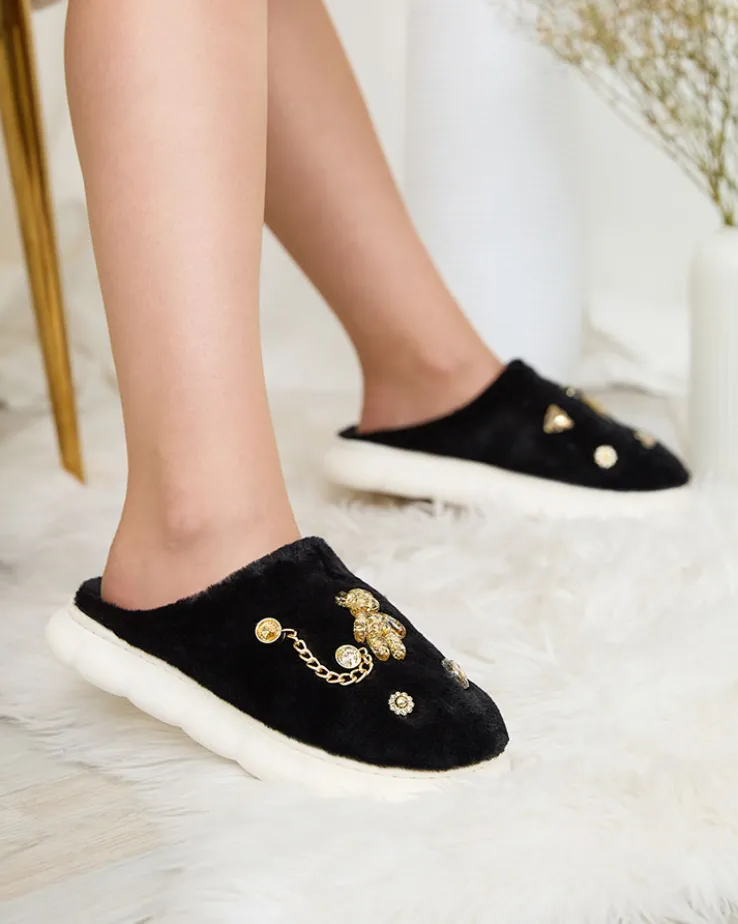 Royalfashion Czarne damskie futrzane kapcie z ozdobami Erserra