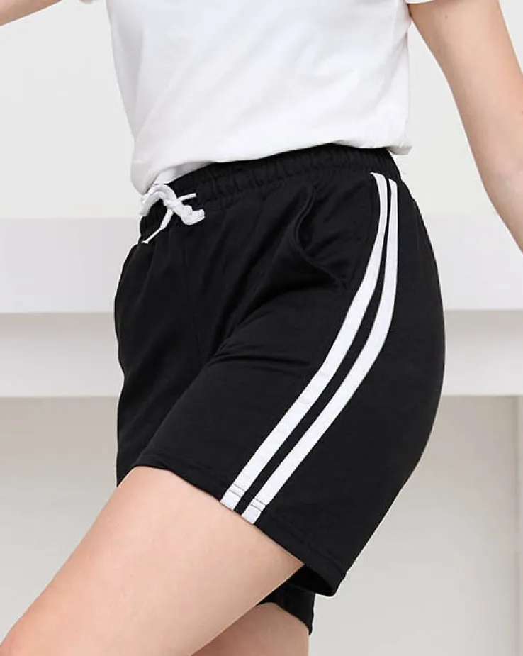 Royalfashion Czarne damskie krótkie spodenki z lampasami