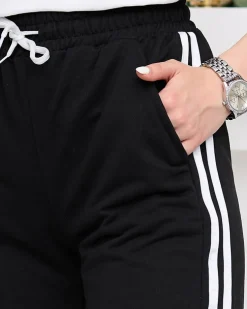 Royalfashion Czarne damskie krótkie spodenki z lampasami