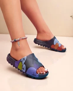 Royalfashion Czarne gumowe klapki damskie z printem Pfizz