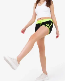 Royalfashion Czarne krótkie spodenki z naszywką