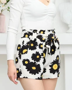 Royalfashion Czarne wzorzyste damskie materiałowe krótkie spodenki w kwiaty