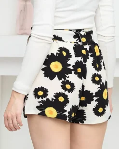 Royalfashion Czarne wzorzyste damskie materiałowe krótkie spodenki w kwiaty