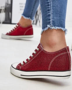 Royalfashion Czerwone damskie trampki na krytym koturnie z błyszczącą nicią Seggat