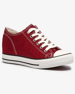 Royalfashion Czerwone damskie trampki na krytym koturnie z błyszczącą nicią Seggat