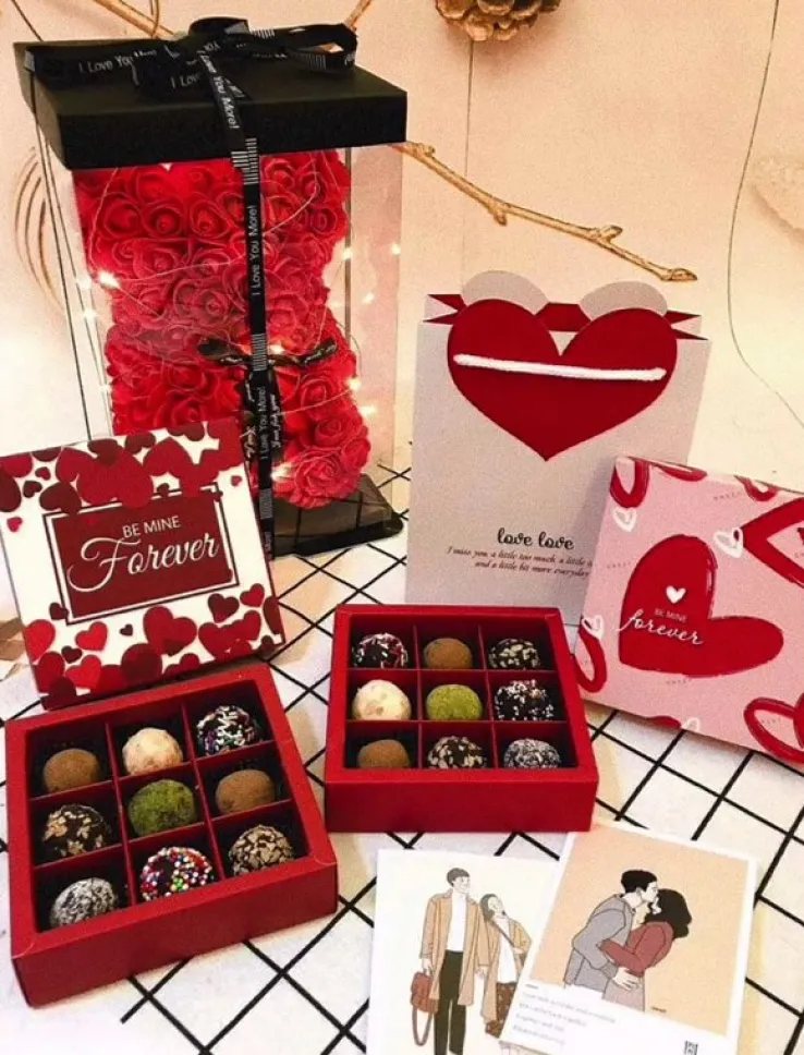 Royalfashion Czerwony miś z róż