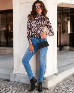 Royalfashion Damska bluzka z marszczeniem i kwiatem