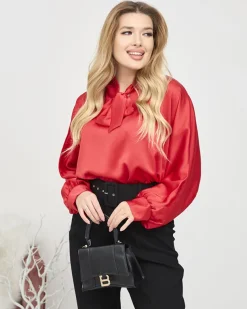 Royalfashion Damska czerwona długa satynowa bluzka z wiązaniem
