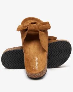 Royalfashion Damskie eko-zamszowe klapki z kokardką w kolorze camelowym Dofro