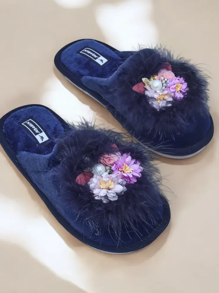 Royalfashion Damskie futrzane kapcie z kwiatami Ederra