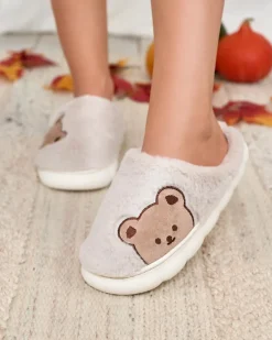 Royalfashion Damskie futrzane kapcie z misiem w kolorze jasnoszarym Fetemes