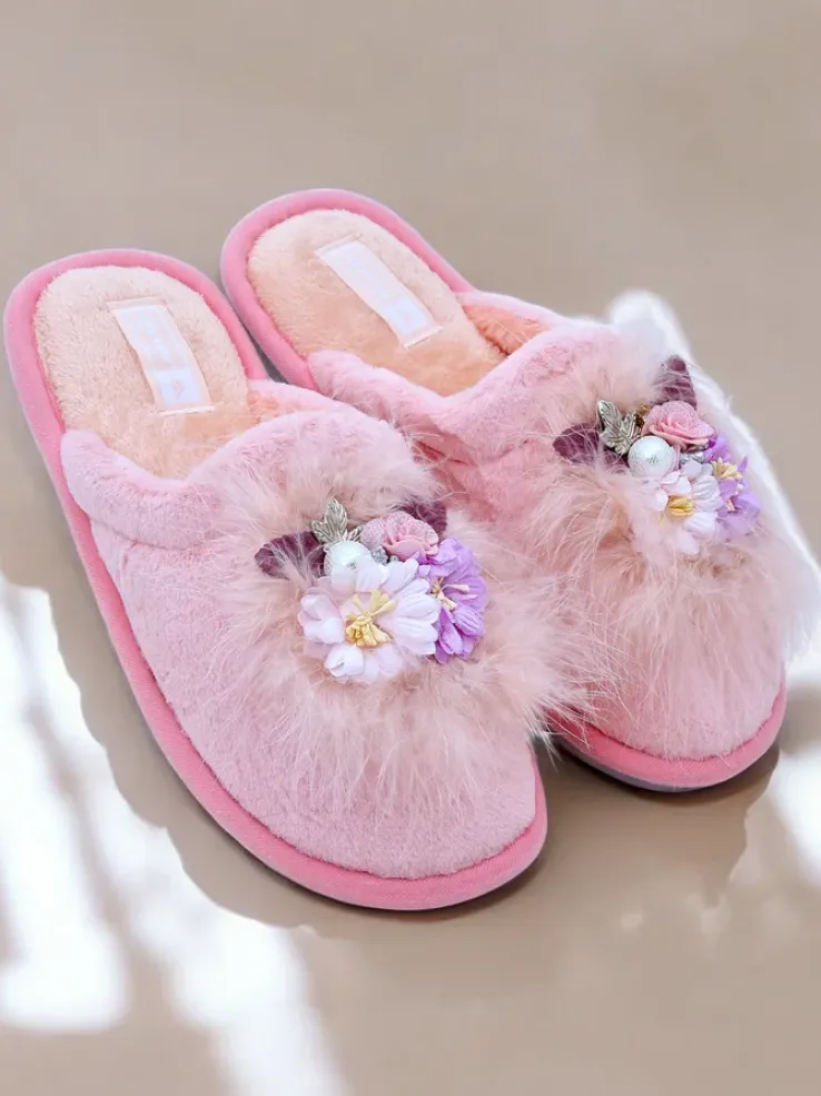 Royalfashion Damskie futrzane kapcie z kwiatami Ederra