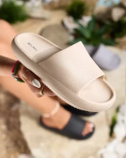 Royalfashion Damskie gumowe klapki z tłoczeniem w kolorze khaki Okeris