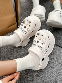 Royalfashion Damskie gumowe klapki z ozdobami Dellos