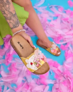 Royalfashion Damskie klapki z tkaninowymi kwiatami w kolorze żółtym Ososi