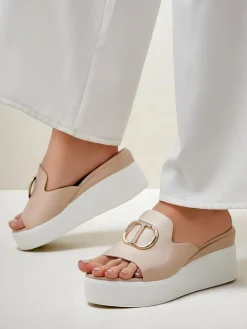 Royalfashion Damskie klapki na koturnie Daffin