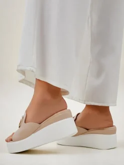 Royalfashion Damskie klapki na koturnie Daffin