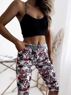 Royalfashion Damskie spodenki 3/4 w białym kolorze i w kwiaty