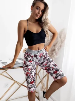 Royalfashion Damskie spodenki 3/4 w białym kolorze i w kwiaty