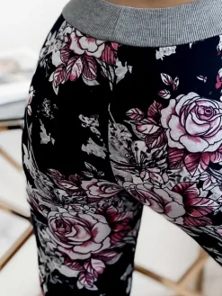 Royalfashion Granatowo- różowe damskie spodenki 3/4 z kwiatowym wzorem