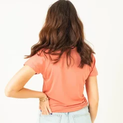 Royalfashion Koralowy damski t-shirt z napisem z cekinów