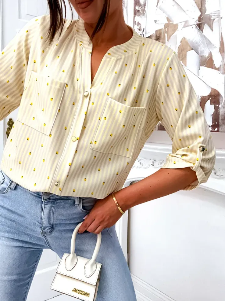 Royalfashion Koszula damska w paski i cytrynki z dekoltem w serek