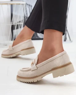 Royalfashion Kremowe ażurowe damskie mokasyny z łańcuszkiem Imerila