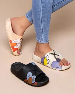 Royalfashion Kremowe gumowe klapki damskie z printem Pfizz