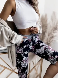 Royalfashion Kwiatowe spodenki damskie 3/4 w kolorze granatowo- różowym