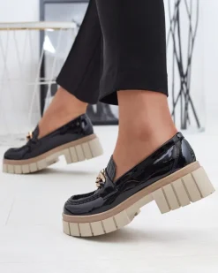 Royalfashion Lakierowane mokasyny damskie w kolorze czarnym Aquan