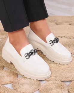 Royalfashion Lakierowane mokasyny damskie w kolorze kremowym Adolos