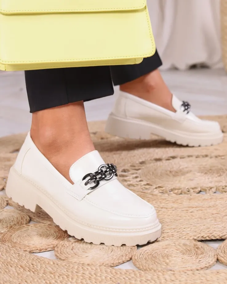 Royalfashion Lakierowane mokasyny damskie w kolorze kremowym Adolos