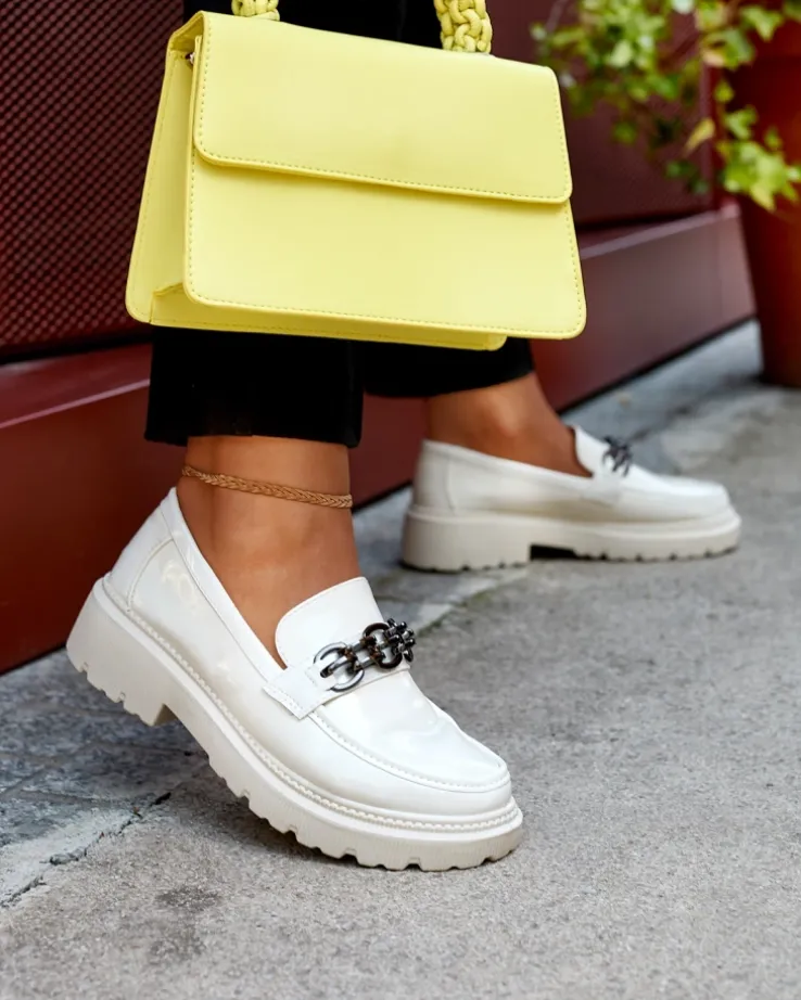 Royalfashion Lakierowane mokasyny damskie w kolorze kremowym Adolos