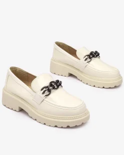 Royalfashion Lakierowane mokasyny damskie w kolorze kremowym Adolos