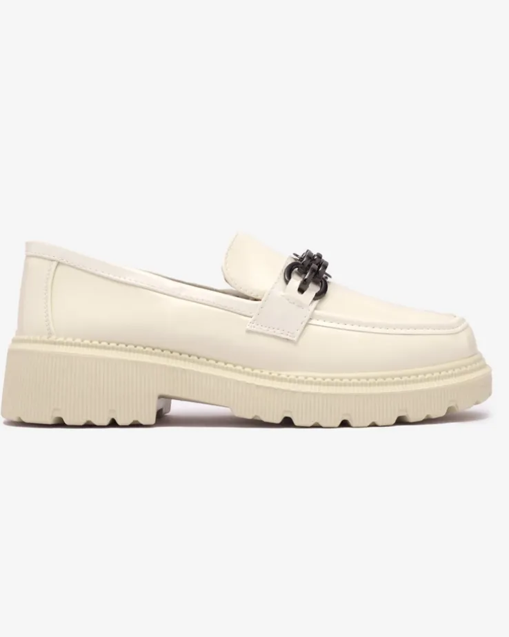 Royalfashion Lakierowane mokasyny damskie w kolorze kremowym Adolos
