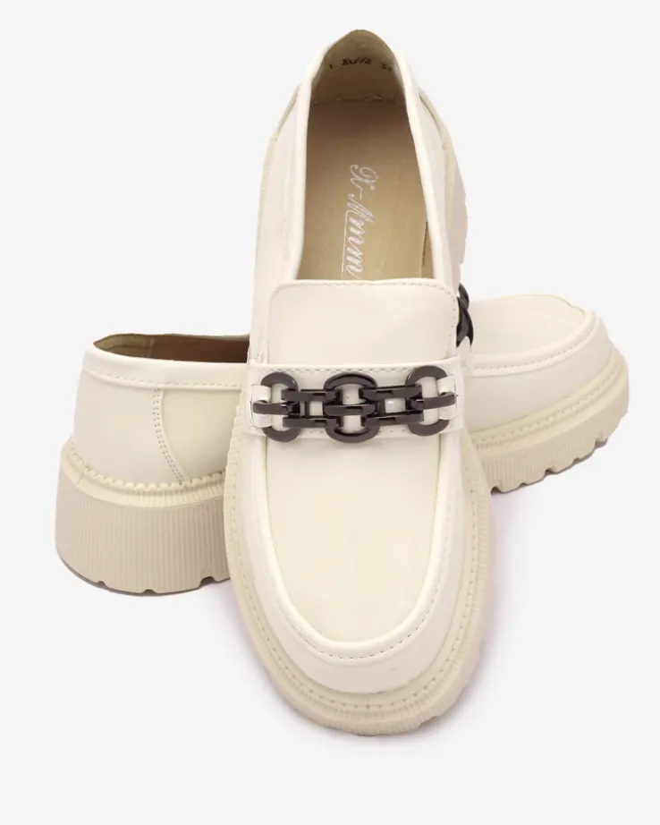 Royalfashion Lakierowane mokasyny damskie w kolorze kremowym Adolos