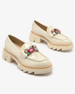 Royalfashion Lakierowane kremowe mokasyny z kolorowymi kamyczkami Sarin