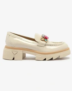 Royalfashion Lakierowane kremowe mokasyny z kolorowymi kamyczkami Sarin