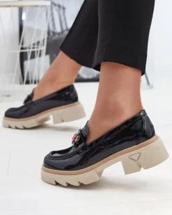 Royalfashion Lakierowane czarne mokasyny z kolorowymi kamyczkami Sarix