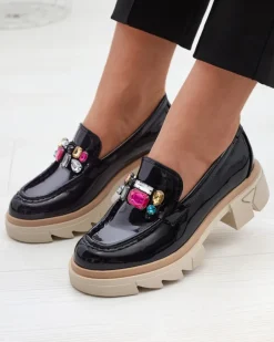 Royalfashion Lakierowane czarne mokasyny z kolorowymi kamyczkami Sarix