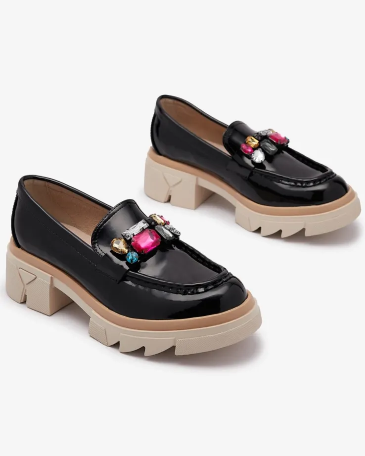 Royalfashion Lakierowane czarne mokasyny z kolorowymi kamyczkami Sarix