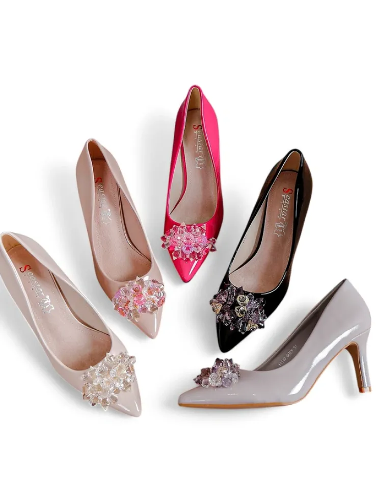 Royalfashion Lakierowane damskie czółenka na szpilce z koralikami Enzas