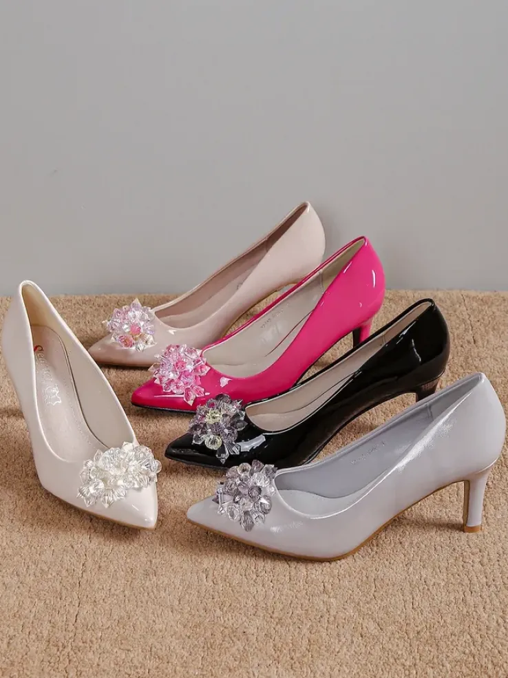 Royalfashion Lakierowane damskie czółenka na szpilce z koralikami Enzas