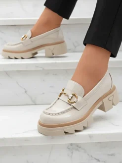 Royalfashion Lakierowane beżowe damskie mokasyny z kryształkami Inriw