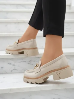 Royalfashion Lakierowane beżowe damskie mokasyny z kryształkami Inriw