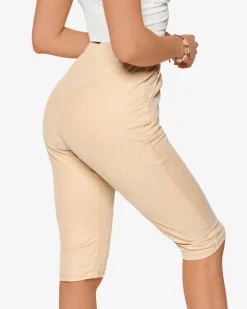 Royalfashion Materiałowe spodenki damskie 3/4 w kolorze beżowym PLUS SIZE