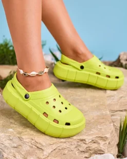 Royalfashion Neonowe zielone klapki damskie z ażurowym wykończeniem Mightty