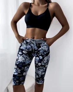 Royalfashion Niebieskie damskie spodenki 3/4 z kwiatowym wzorem