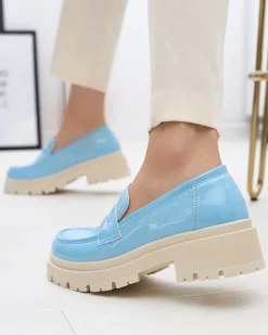 Royalfashion Niebieskie lakierowane mokasyny damskie Noppel